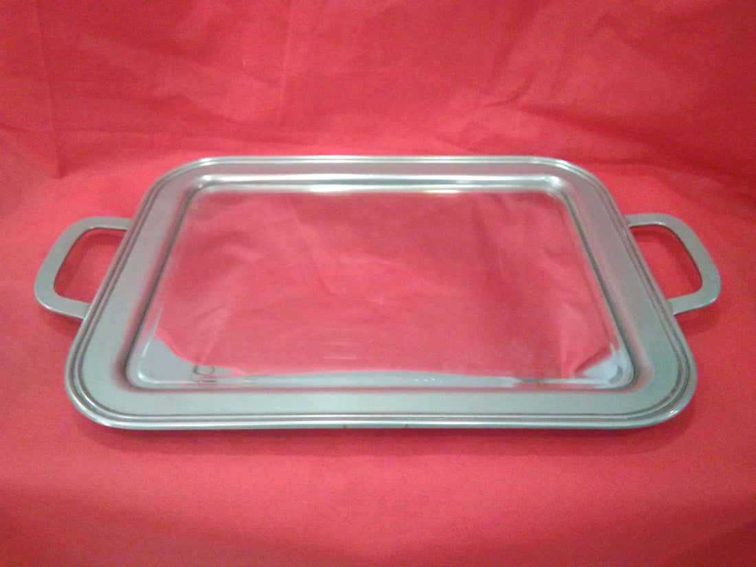 Bandeja Art Nouveau de metal con fondo de cristal rectangular con asas laterales, ideal para decoración de interiores o servir con estilo.