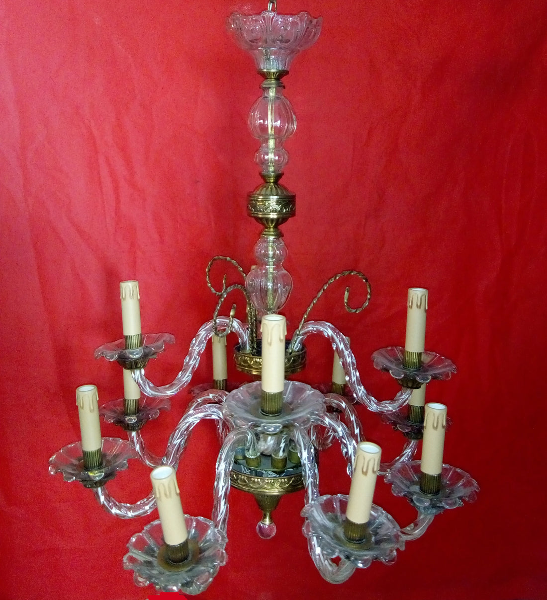 Lámpara de cristal antigua de alta calidad, estilo vintage con brazos curvos y detalles dorados, ideal para decoración elegante en interiores.