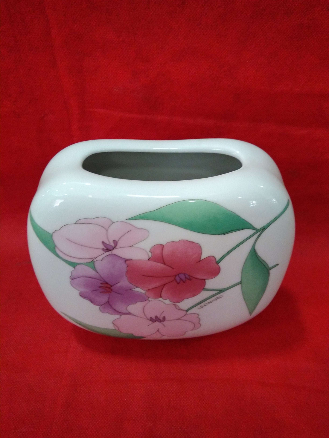 Jarrón de porcelana con diseño floral pintado a mano en tonos rosa y púrpura, excelente calidad y diseño elegante para decoración del hogar.