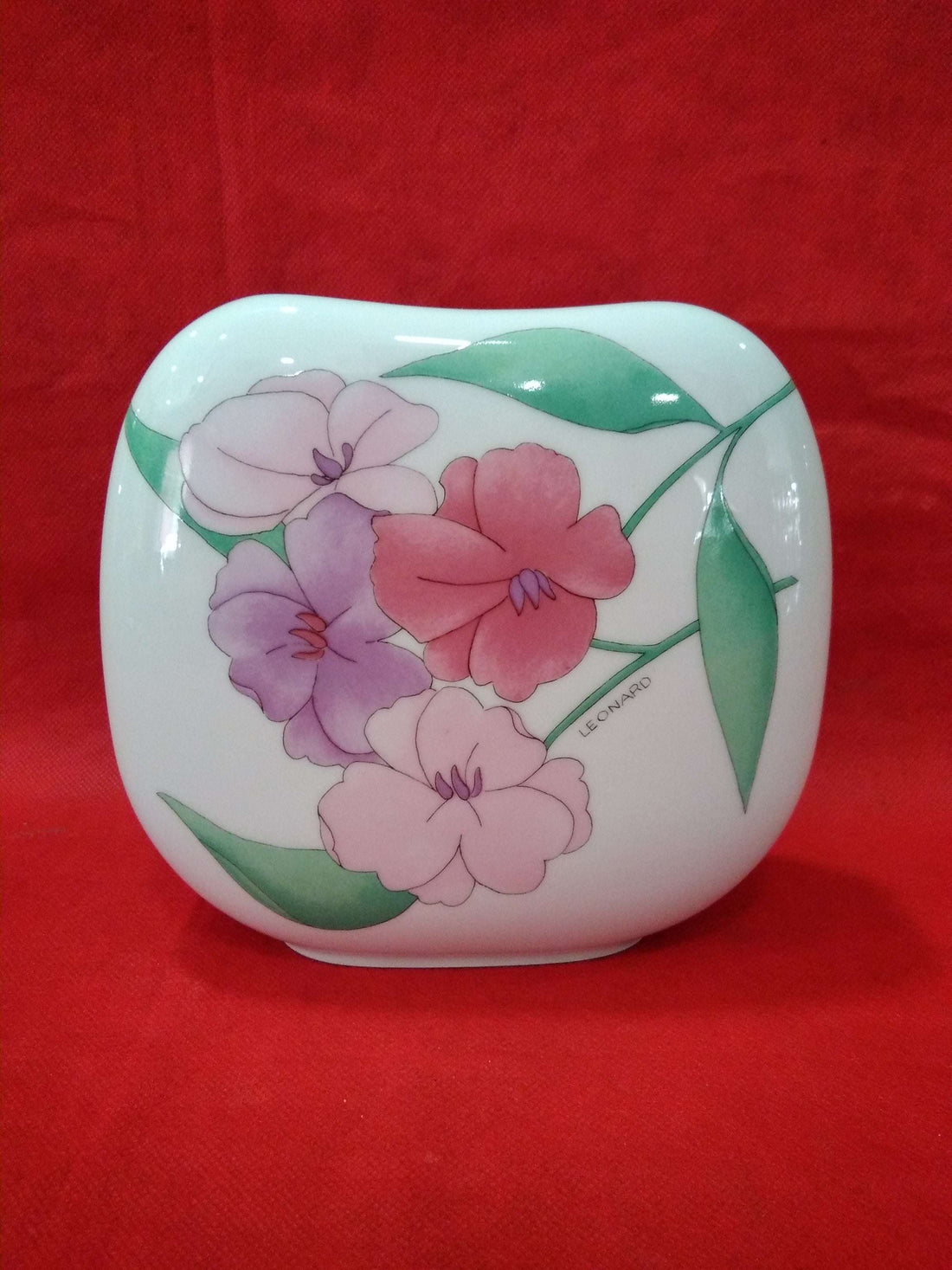 Jarrón de porcelana con diseño floral pintado a mano en tonos rosa y púrpura, excelente calidad y diseño elegante para decoración del hogar.