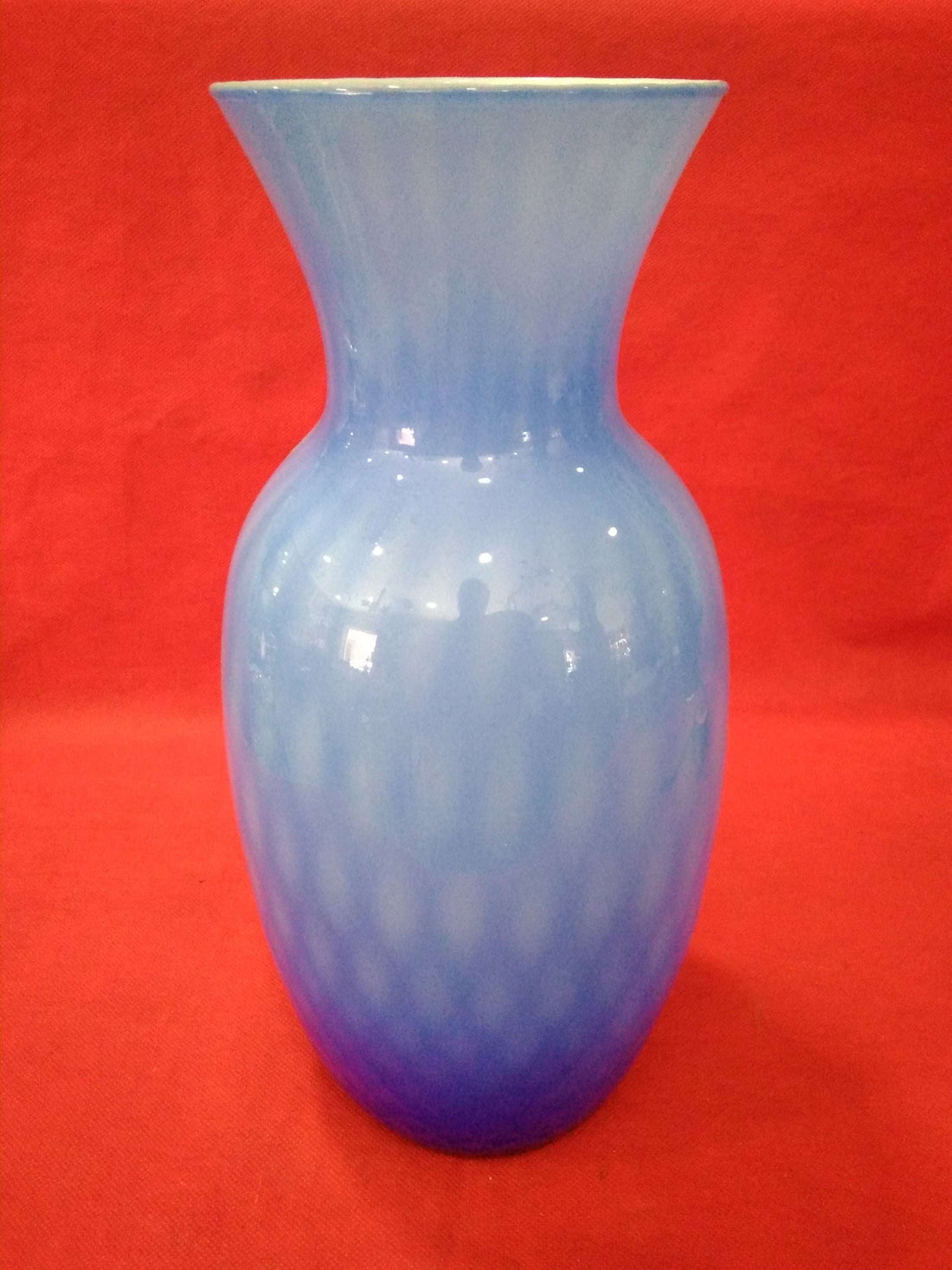 Jarrón decorativo de cristal cuajado azul con diseño elegante y acabado brillante, ideal para embellecer espacios del hogar con estilo clásico.