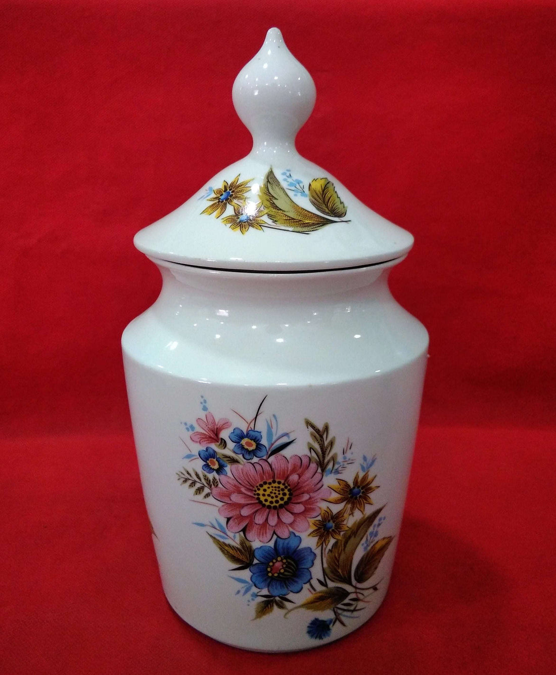 Tibor de porcelana de excelente calidad con diseño floral pintado a mano sobre fondo blanco, ideal para decoración clásica en el hogar.