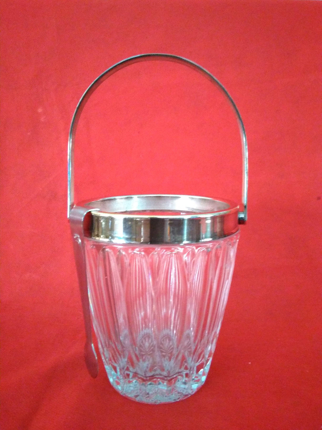 Cubitera cristal tallado con asa metálica, ideal para eventos elegantes. Decoración funcional para el hogar con estilo clásico.