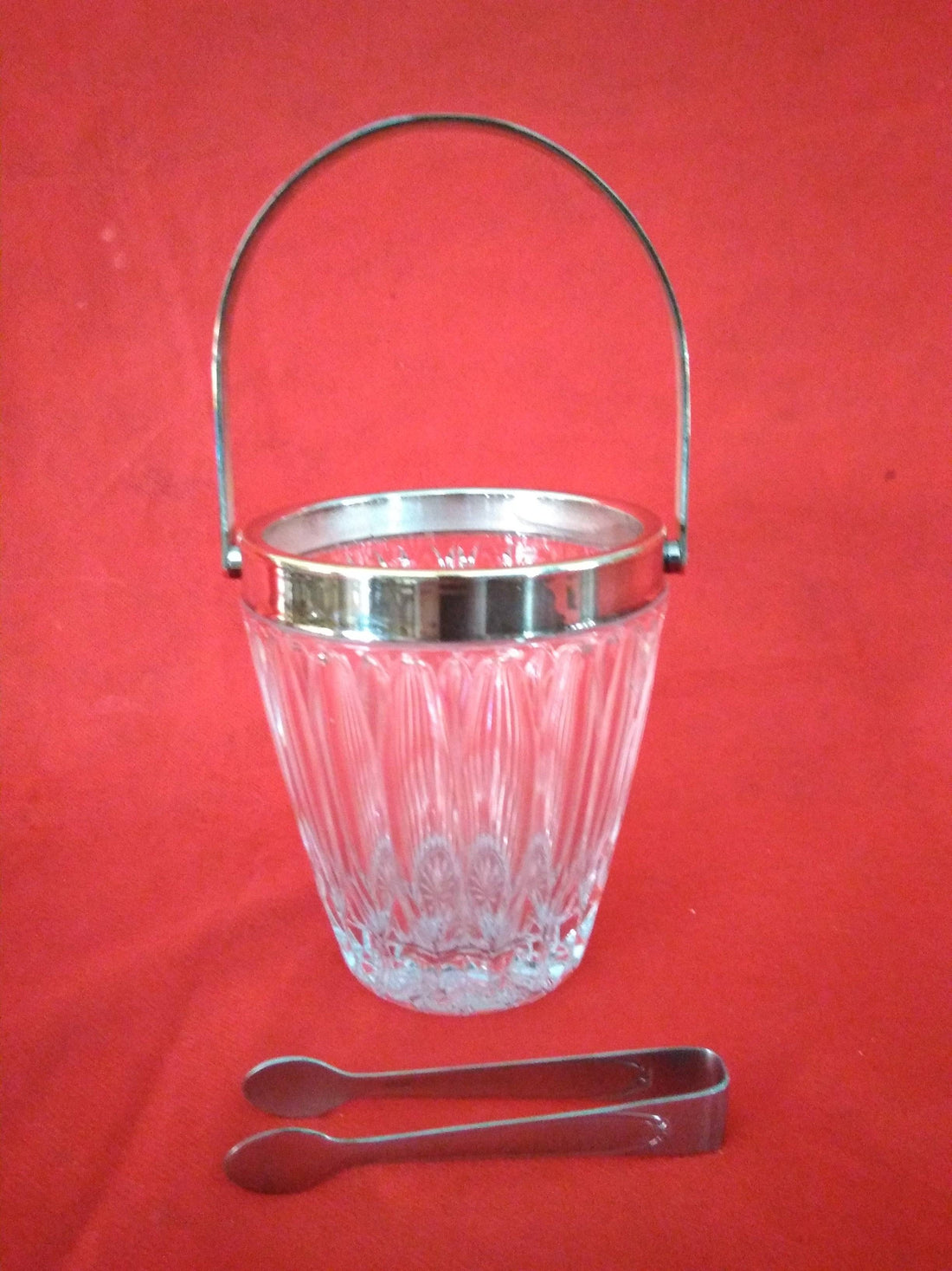 Cubitera cristal tallado con asa metálica, ideal para eventos elegantes. Decoración funcional para el hogar con estilo clásico.