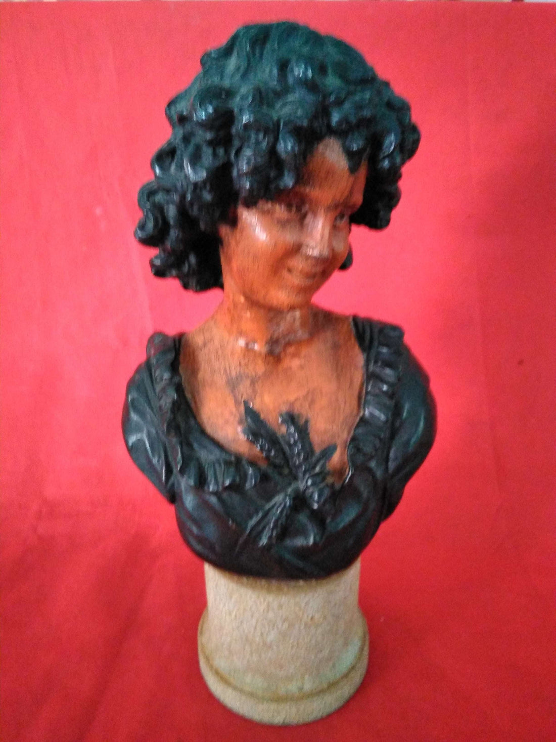 Busto de mujer en barro con acabado detallado y expresión serena, ideal para decoración artística en interiores. Pieza artesanal elegante para el hogar.