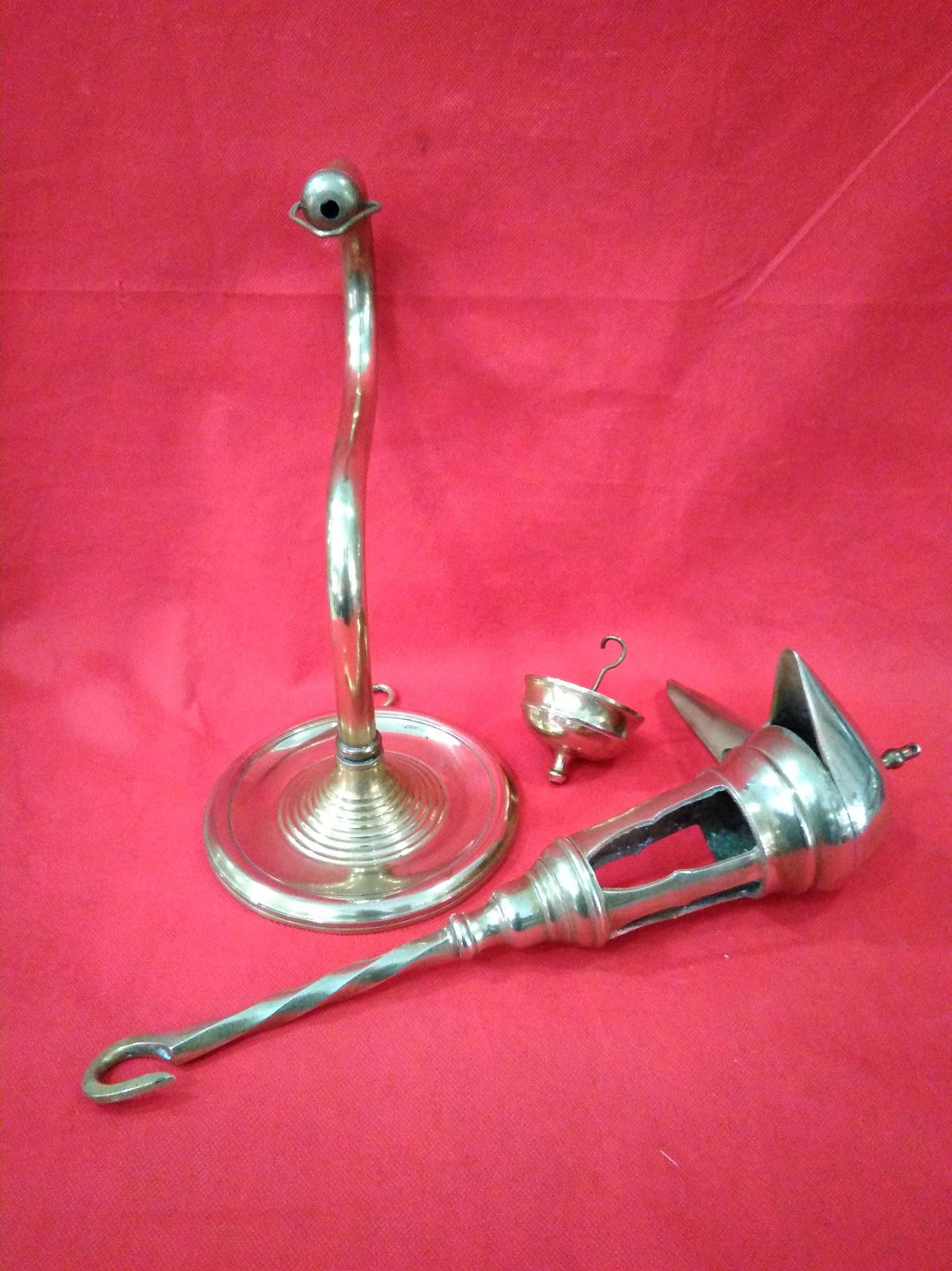 Lámpara de aceite árabe colgante de calidad en metal plateado con diseño antiguo, ideal para decoración exótica en interiores del hogar.