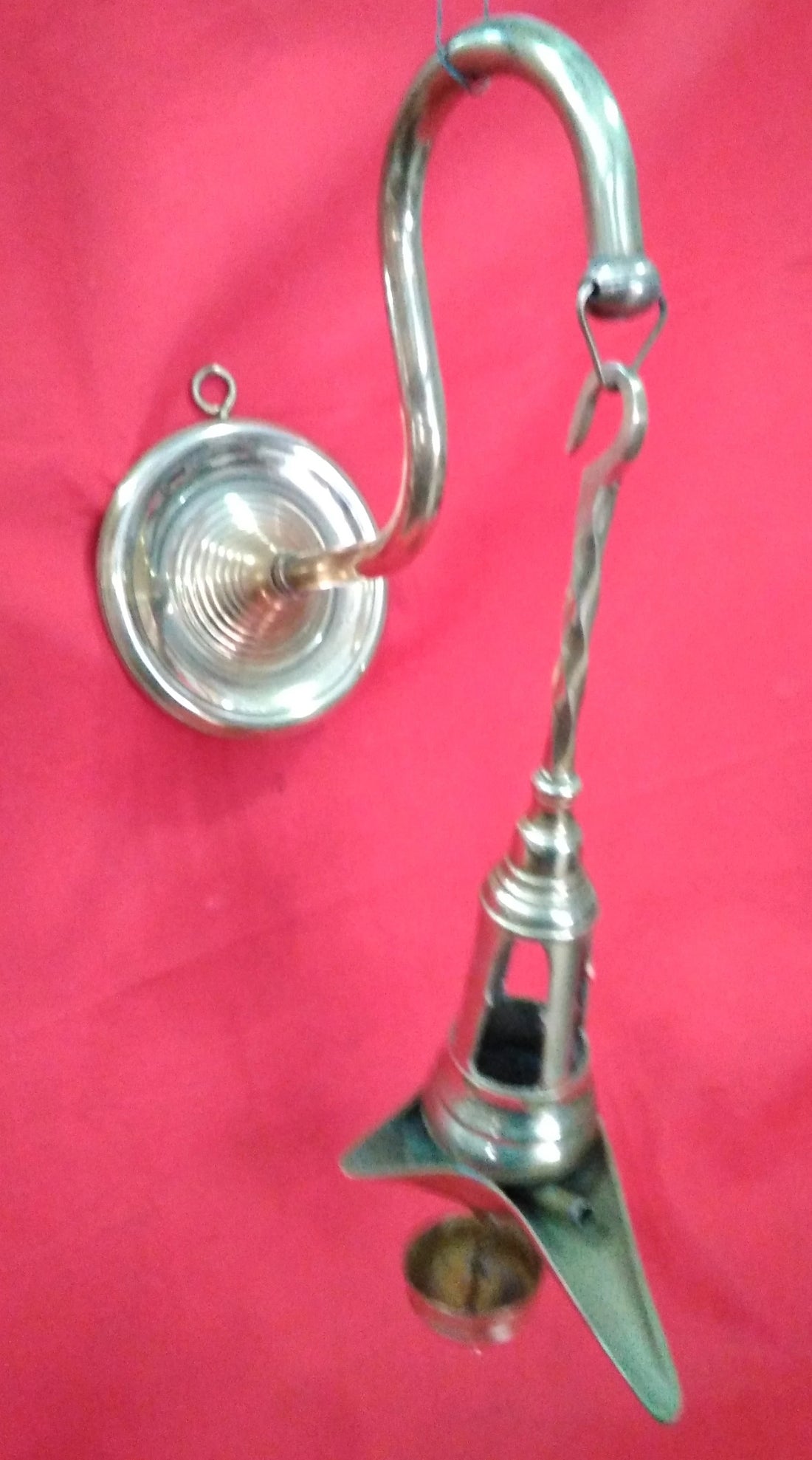 Lámpara de aceite árabe colgante de calidad en metal plateado con diseño antiguo, ideal para decoración exótica en interiores del hogar.