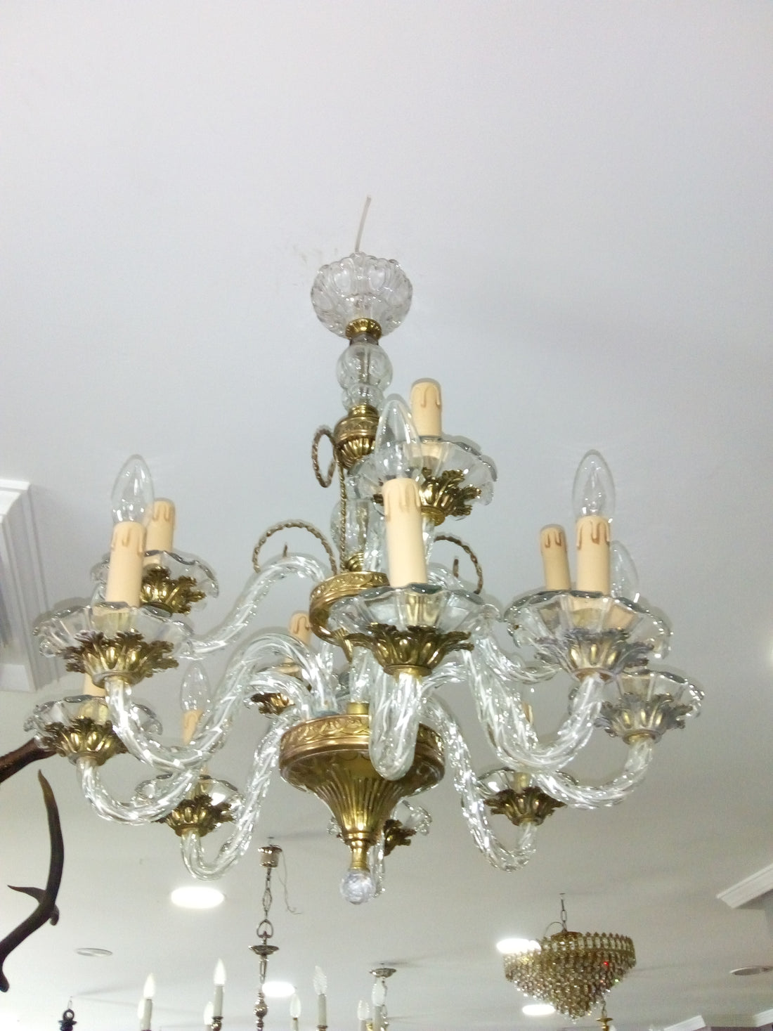 Lámpara de cristal antigua de alta calidad, estilo vintage con brazos curvos y detalles dorados, ideal para decoración elegante en interiores.