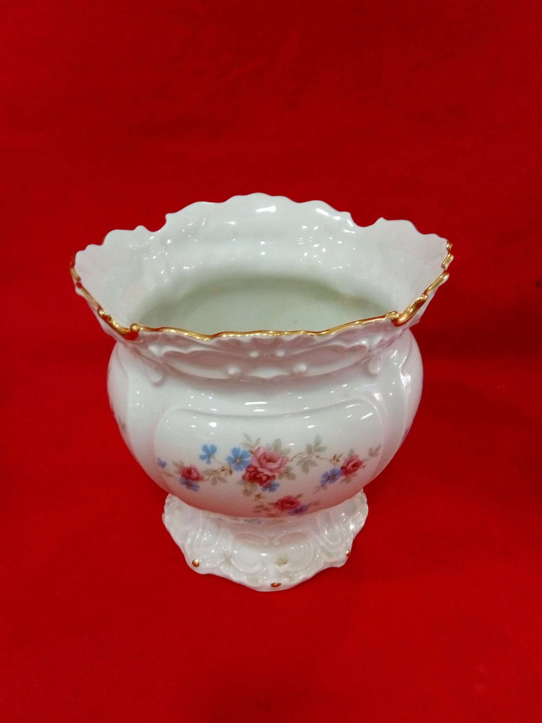 Macetero de porcelana de alta calidad con diseño floral en tonos pastel y bordes dorados, ideal para decoración elegante en el hogar.