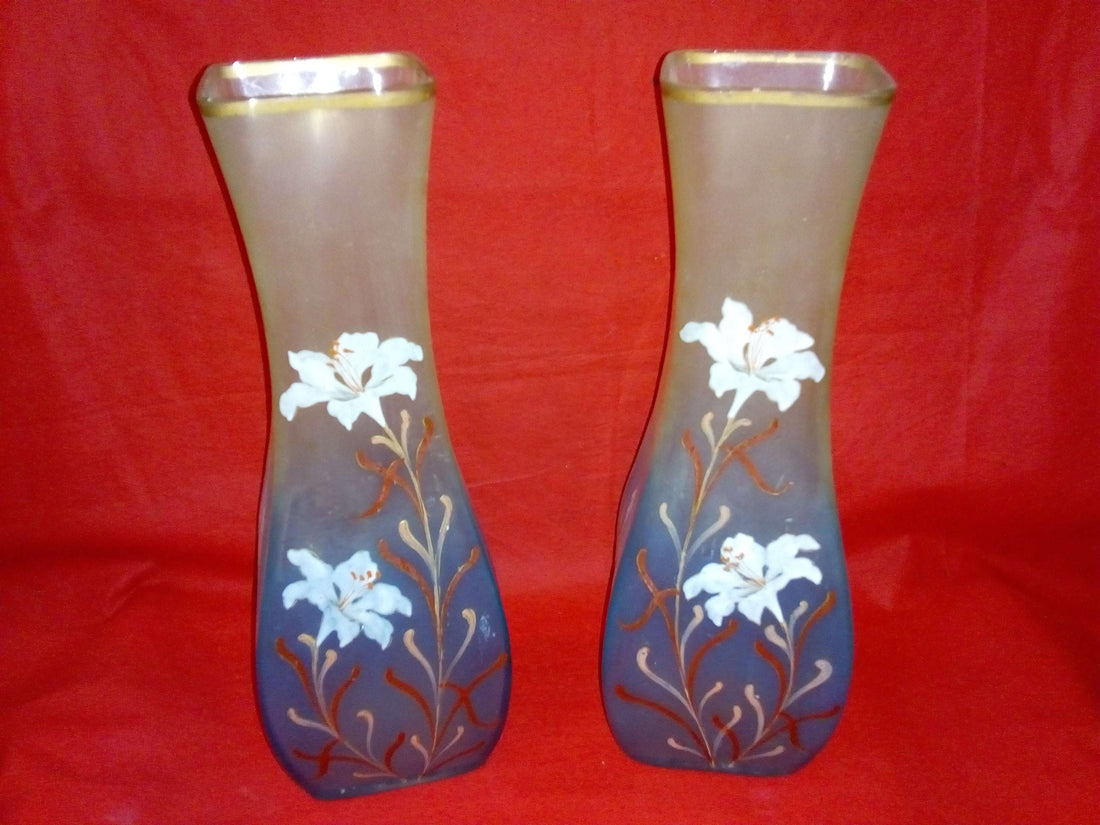 Jarrones cuadrados de cristal en dos colores, pintados a mano con flores blancas sobre fondo degradado azul y marrón. Decoración vintage ideal para el hogar.