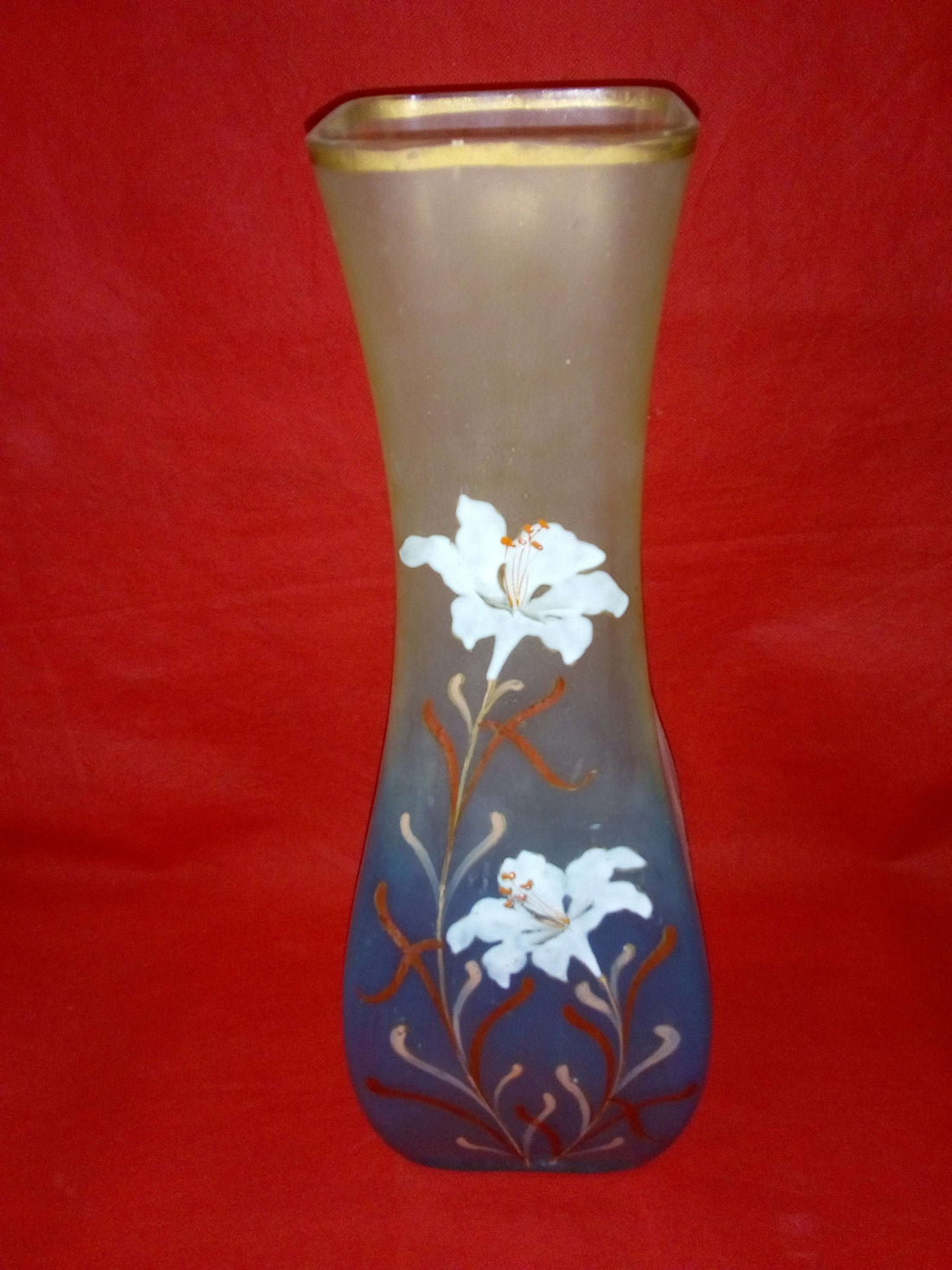 Jarrones cuadrados de cristal en dos colores, pintados a mano con flores blancas sobre fondo degradado azul y marrón. Decoración vintage ideal para el hogar.