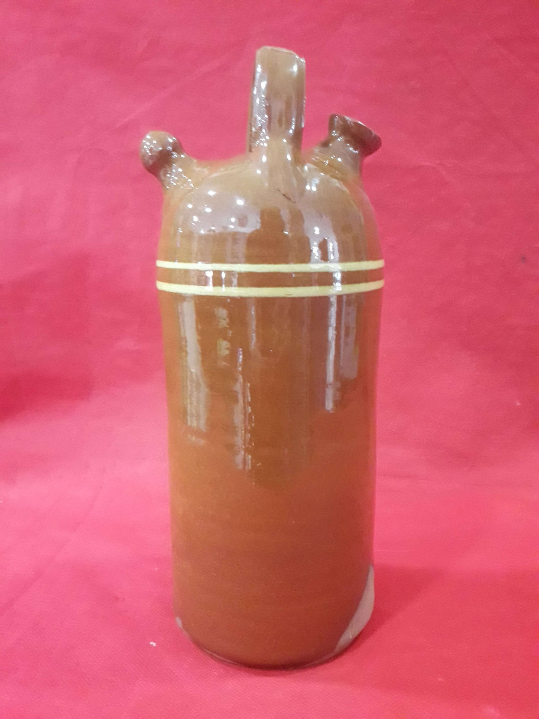 Botijo - Búcaro de cerámica esmaltada de alta calidad en tono marrón con detalles en crema, ideal para decoración rústica o coleccionismo.