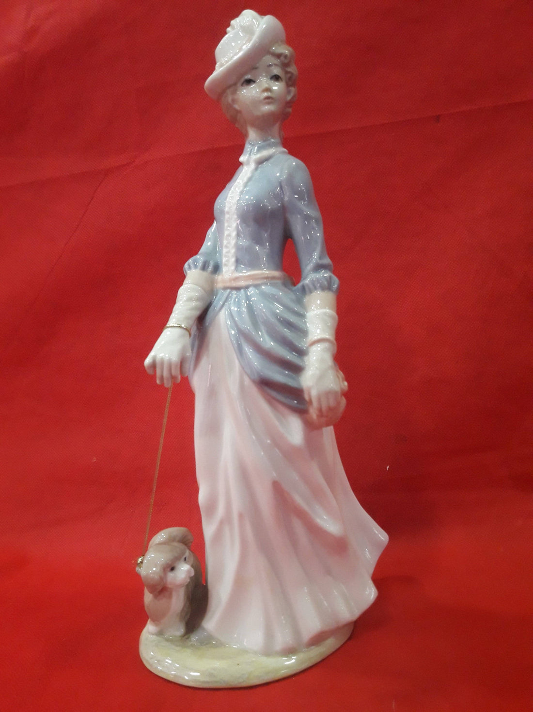 Figura Mujer con perro | Porcelana Española Tengra en tonos pastel, con dama elegante paseando un perro, ideal para decoración de interiores.