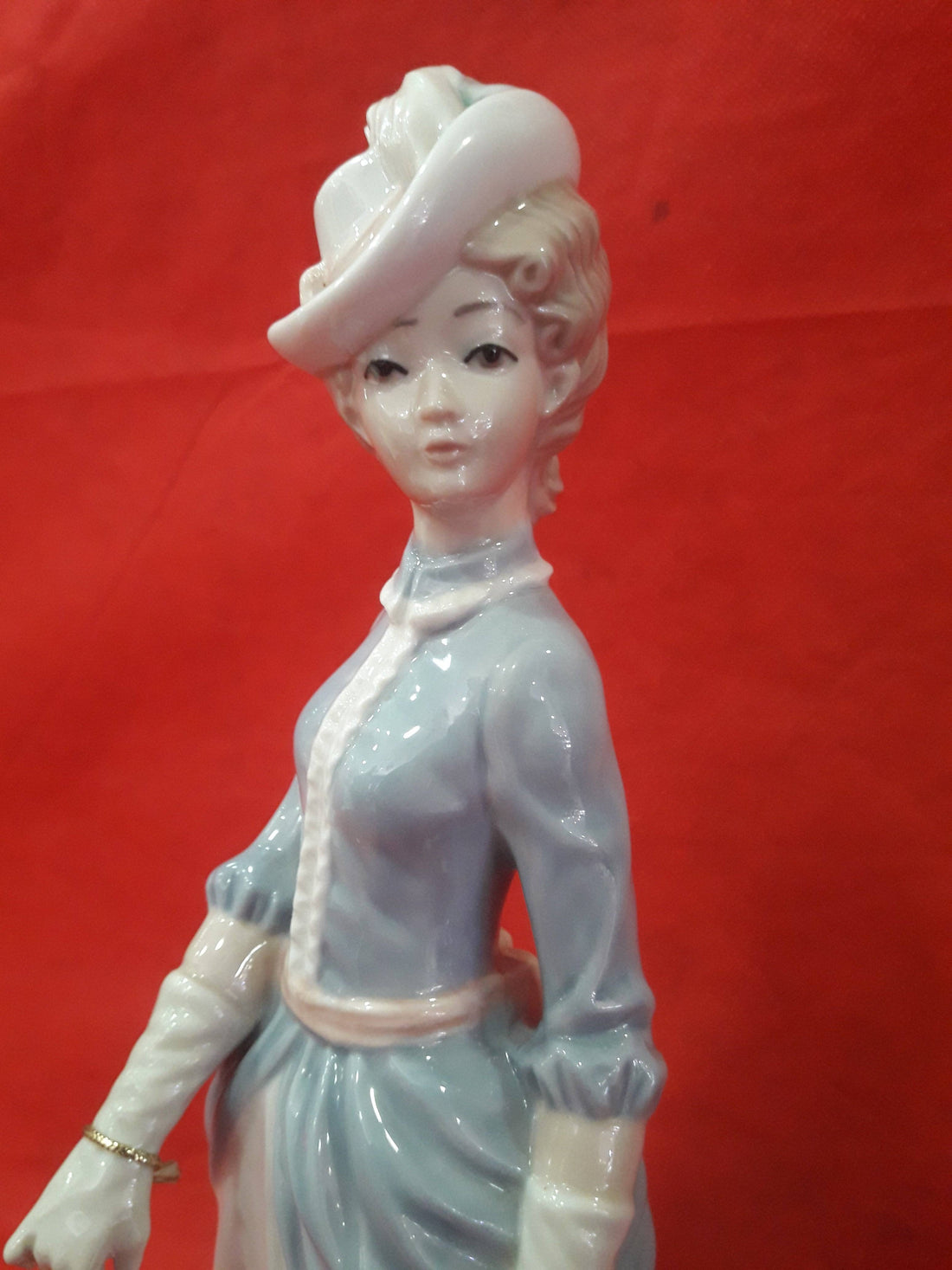 Figura Mujer con perro | Porcelana Española Tengra en tonos pastel, con dama elegante paseando un perro, ideal para decoración de interiores.