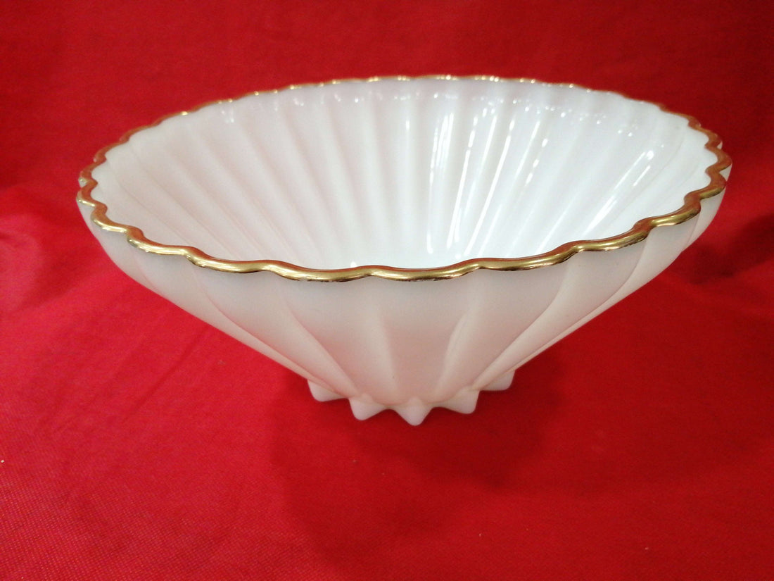 Ensaladera de opalina blanca con filo dorado, diseño vintage en forma acanalada, ideal para decoración de mesa elegante en el hogar.