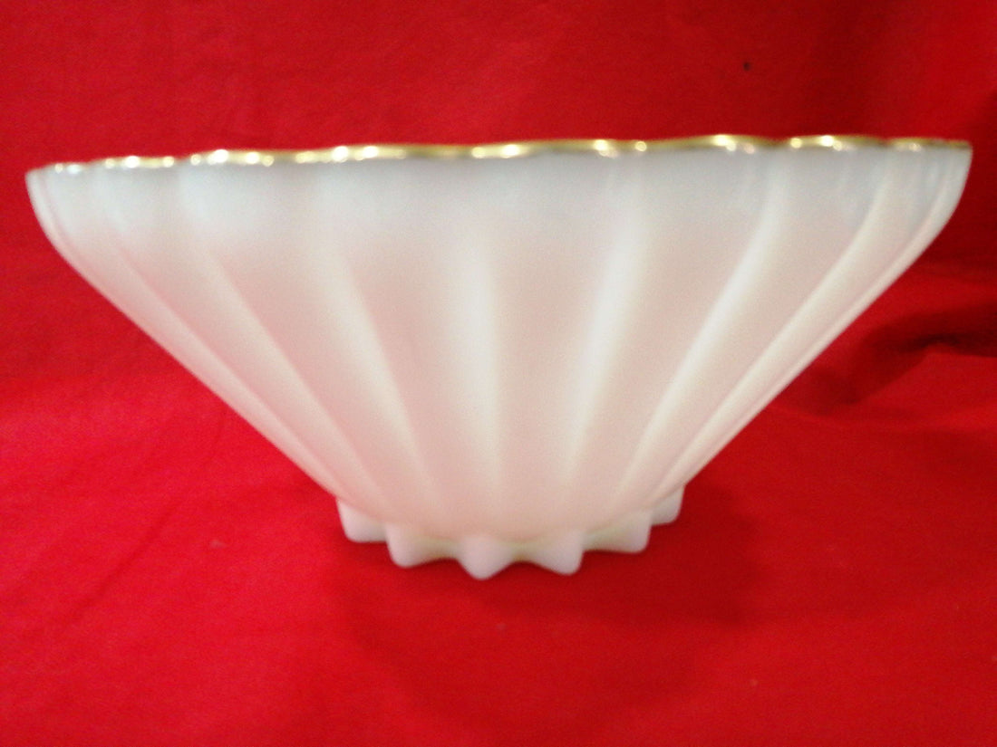 Ensaladera de opalina blanca con filo dorado, diseño vintage en forma acanalada, ideal para decoración de mesa elegante en el hogar.