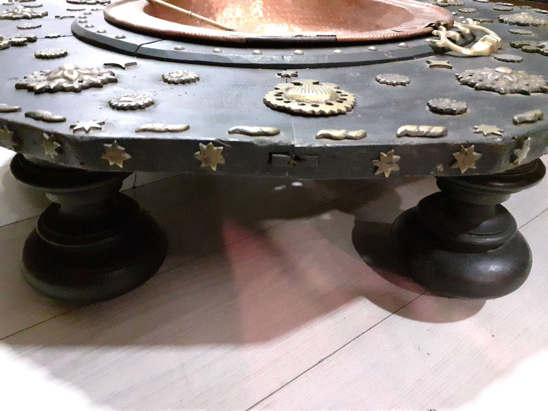 Brasero de cobre vintage con asas metálicas y mesa decorativa del siglo XVIII, ideal para decoración de interiores clásicos.