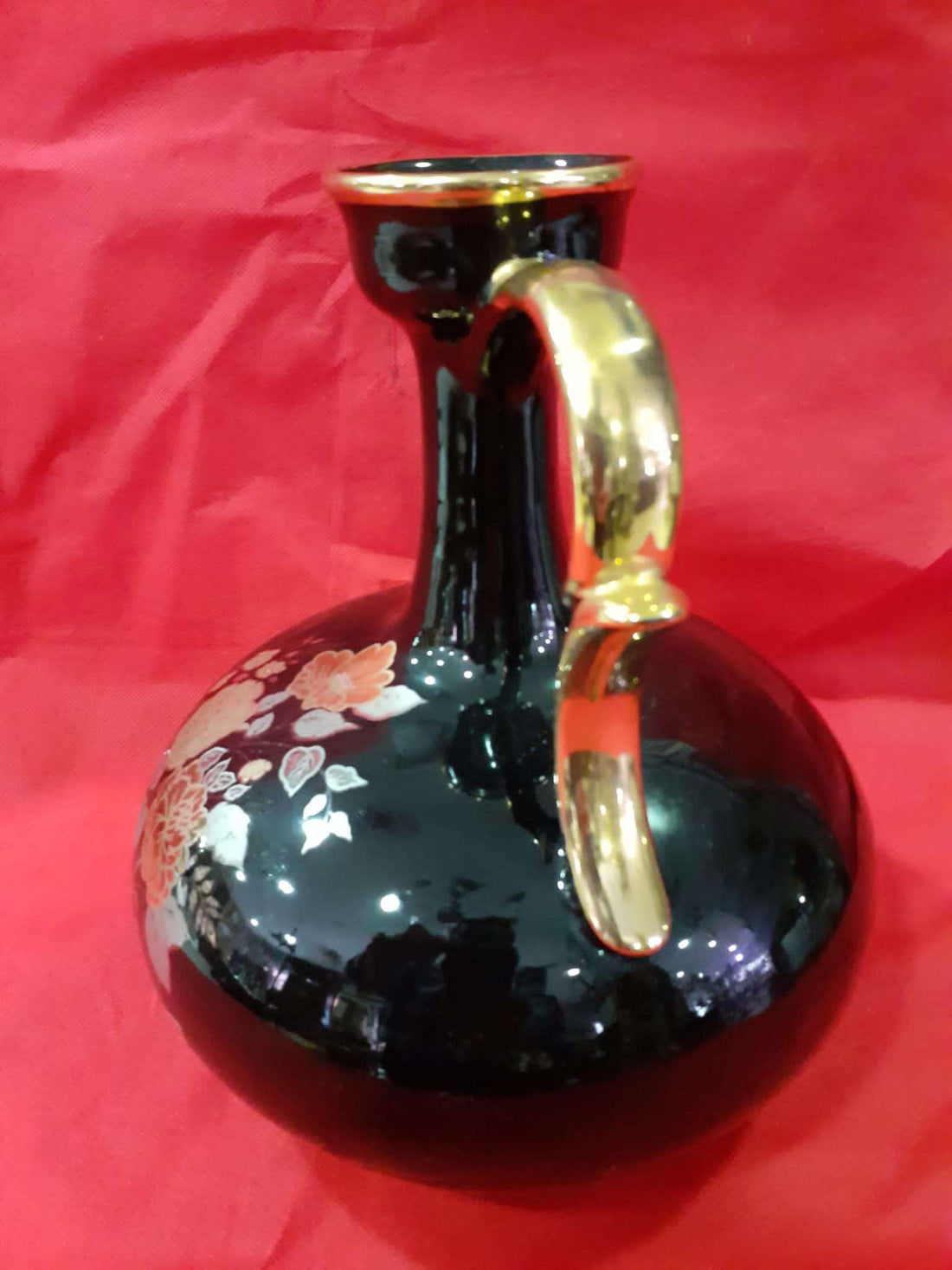 Jarrón de porcelana de excelentes calidades para el hogar en color negro con detalles florales dorados, ideal para decoración elegante.