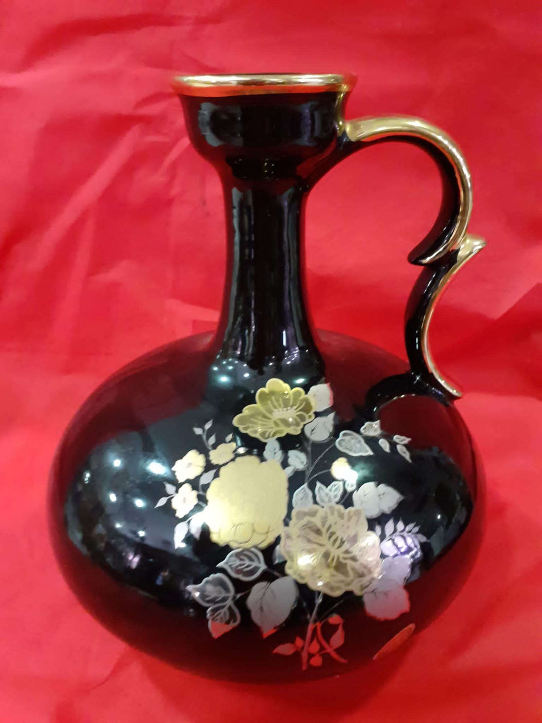 Jarrón de porcelana de excelentes calidades para el hogar en color negro con detalles florales dorados, ideal para decoración elegante.