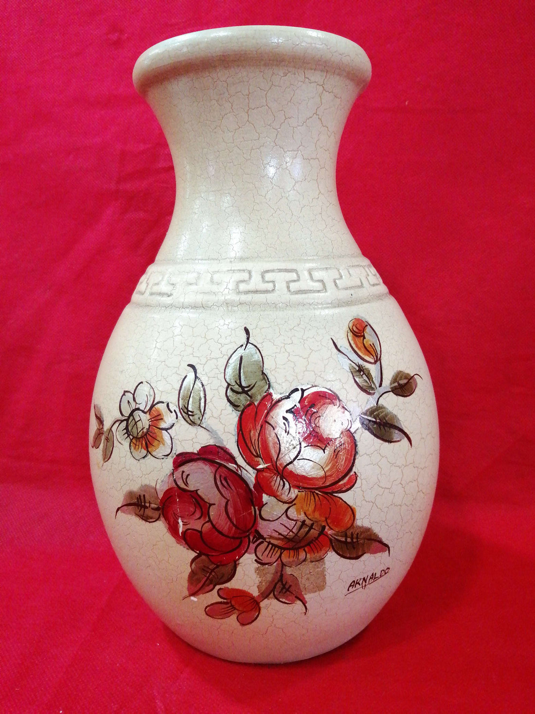 Jarrón de cerámica pintado a mano con flores rojas sobre fondo craquelado, ideal para decoración elegante en el hogar. Calidad inigualable en Cositas Antiguas.