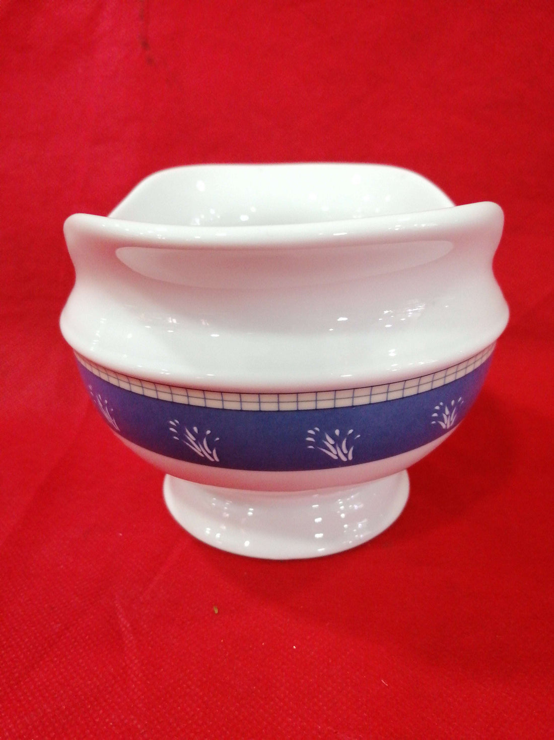 Salsera de porcelana de alta calidad con diseño elegante en blanco y azul, ideal para decoración clásica en el hogar o colecciones refinadas.