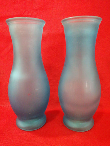 Pareja de floreros de cristal azul cuajado con acabado mate, ideales para decoración elegante en interiores. Calidad única en decoración vintage.