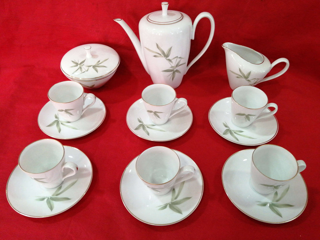 Juego de café porcelana Bidasoa 6 servicios con diseño de hojas verdes sobre fondo blanco. Elegancia única para decoración Home & Garden.
