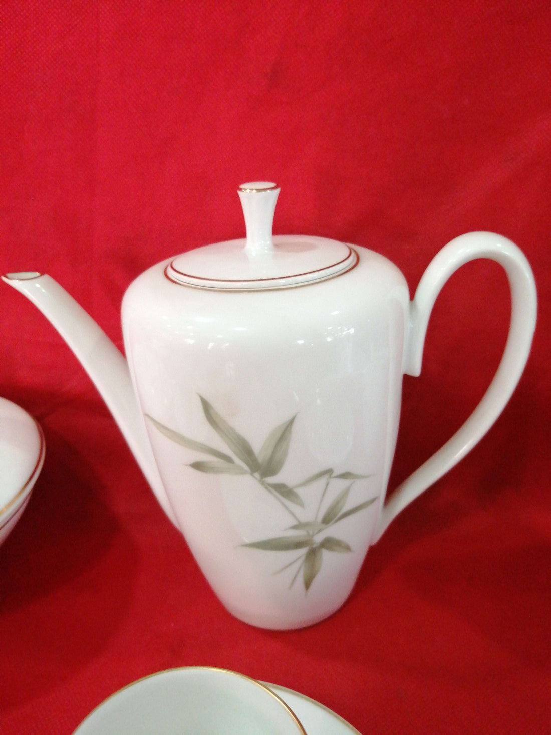 Juego de café porcelana Bidasoa 6 servicios con diseño de hojas verdes sobre fondo blanco. Elegancia única para decoración Home & Garden.