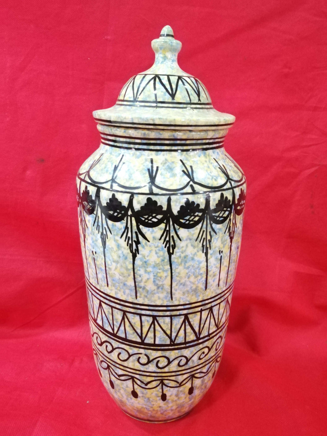 Tibor de cerámica pintado a mano con diseño artesanal en negro sobre fondo moteado, ideal para decoración de interiores de calidad superior.