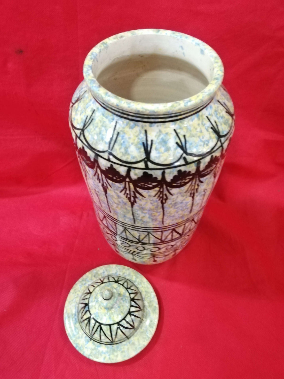 Tibor de cerámica pintado a mano con diseño artesanal en negro sobre fondo moteado, ideal para decoración de interiores de calidad superior.