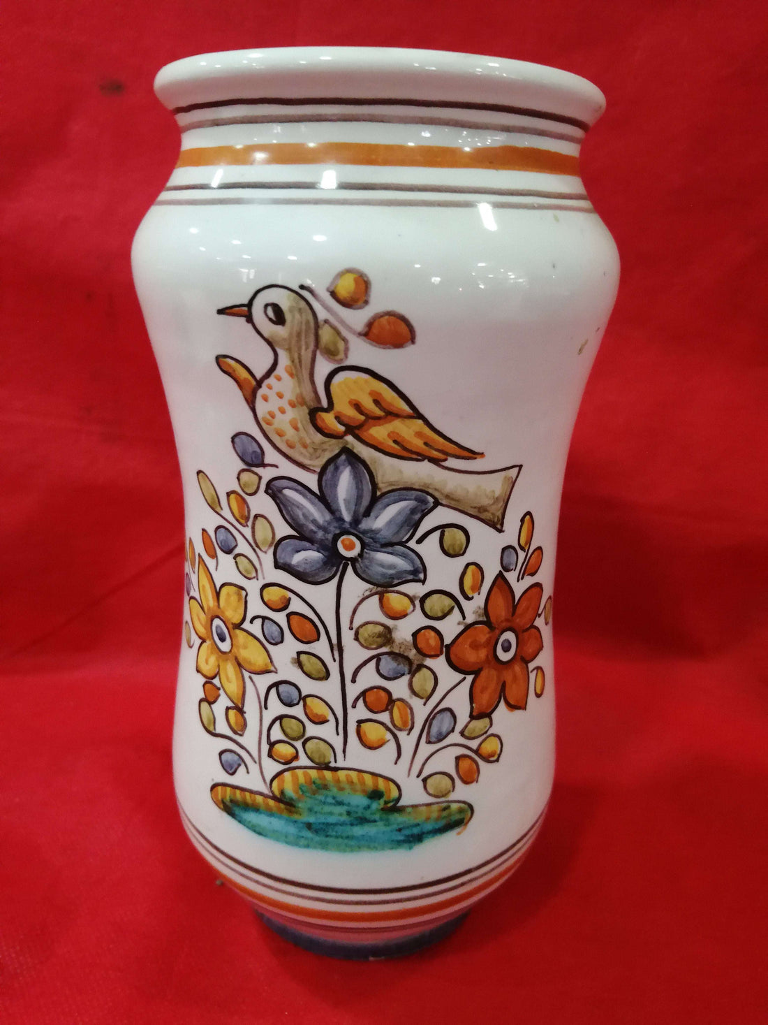 Jarrón de Talavera pintado a mano de excelente calidad con diseño floral y ave sobre fondo blanco, ideal para decoración artesanal del hogar.