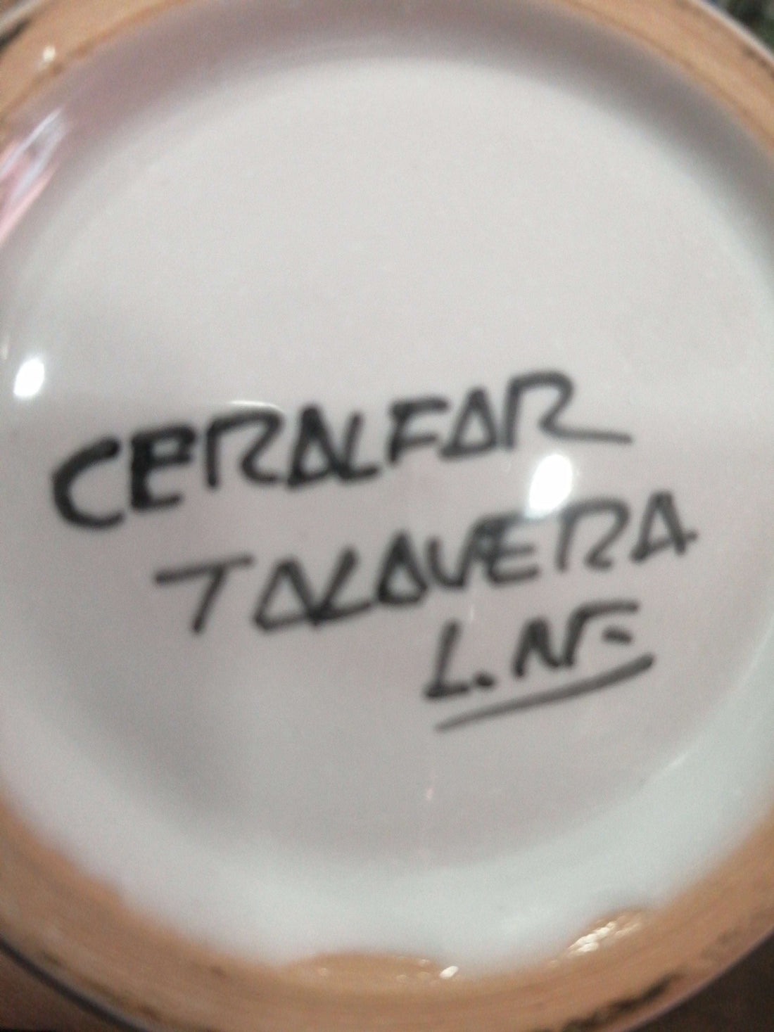 Jarrón de Talavera pintado a mano de excelente calidad con diseño floral y ave sobre fondo blanco, ideal para decoración artesanal del hogar.