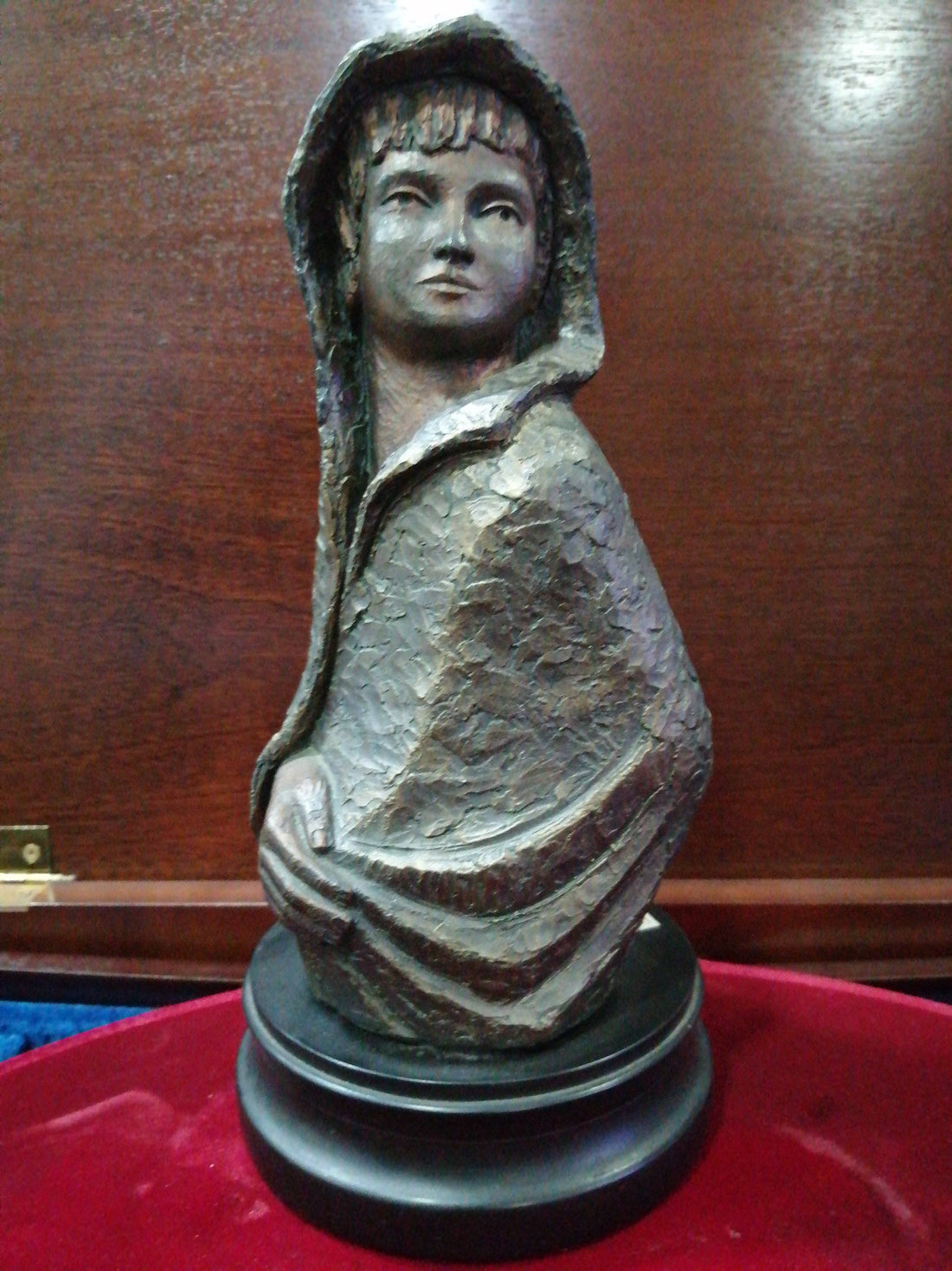 Figura Inocencia firmada por Sixto en resina patinada, con capa texturizada y base circular, ideal para decoración de interiores y coleccionistas.