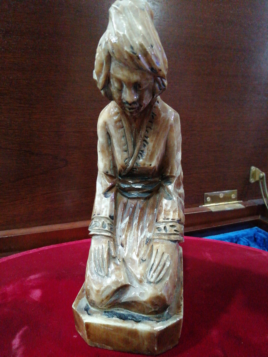 Figura de Geisha en mármol crema tallada a mano, con detalles orientales, ideal para decoración elegante en interiores.