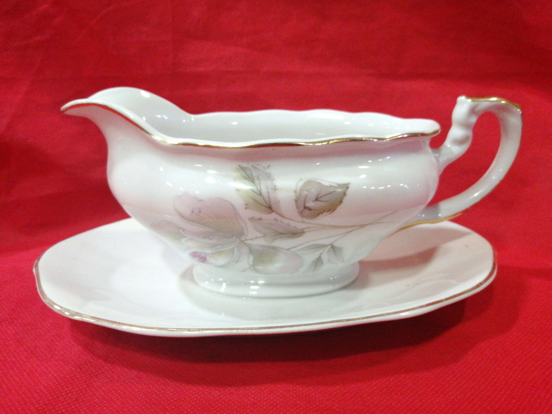 Salsera de porcelana Royal Gijón de alta calidad, impecable, con diseño floral clásico y bordes dorados, ideal para decoración vintage en el hogar.