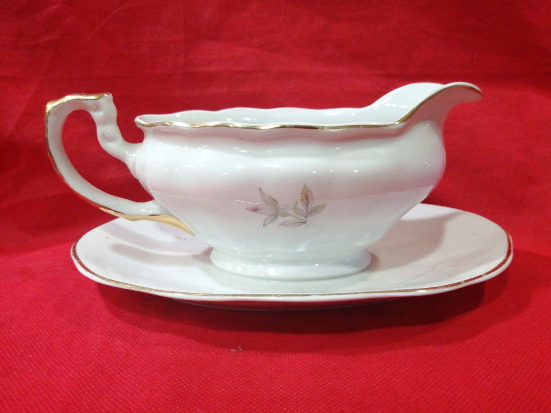 Salsera de porcelana Royal Gijón de alta calidad, impecable, con diseño floral clásico y bordes dorados, ideal para decoración vintage en el hogar.