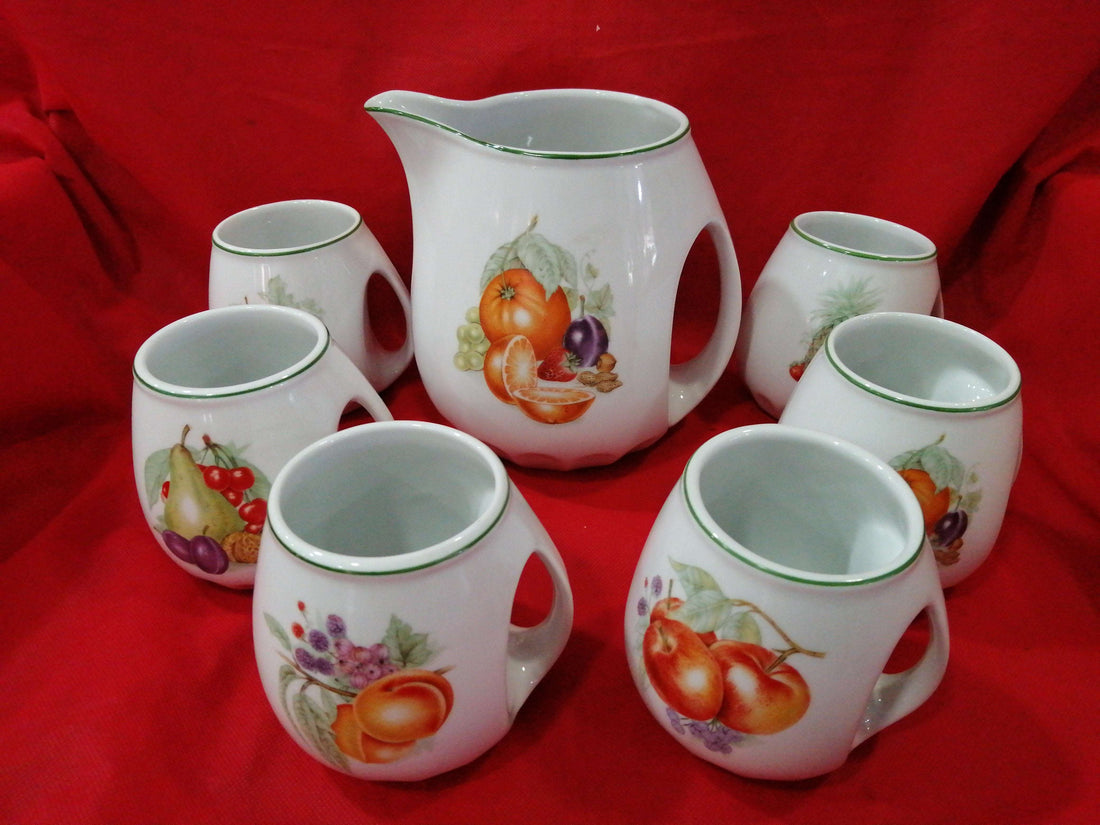 Juego de jarra y jarritas de porcelana Sanbo de alta calidad con diseño de frutas sobre fondo blanco, ideal para decoración clásica del hogar.