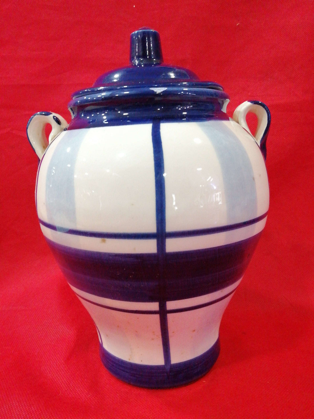 Tibor de cerámica pintado a mano exclusivo y único con diseño de líneas azules sobre fondo blanco. Ideal para decoración de interiores elegantes.