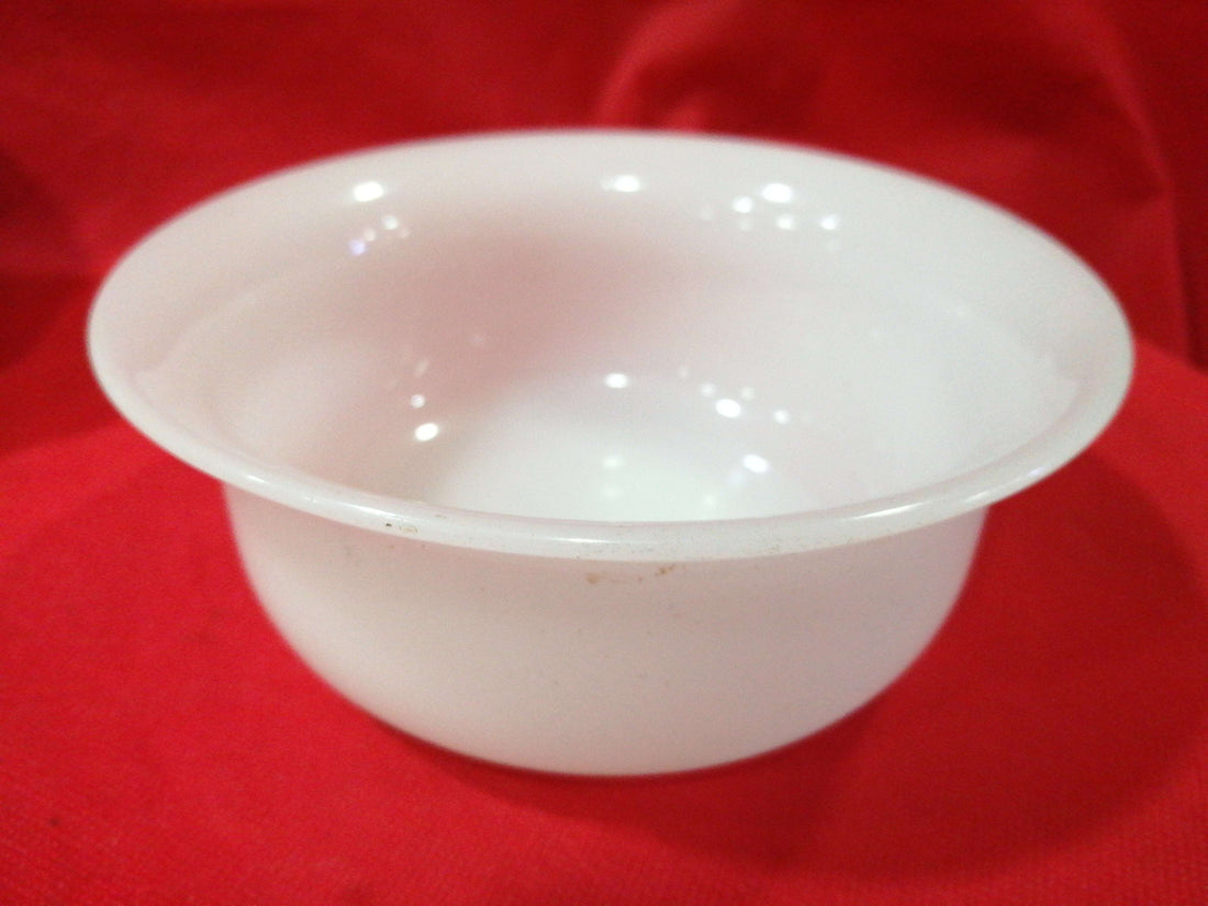 Cuenco de opalina blanca con acabado brillante sobre fondo rojo, ideal para decoración vintage en el hogar. Elegancia y calidad en un solo producto.