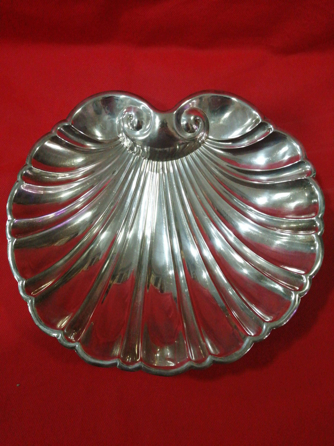 Centro de mesa en metal plateado con forma de concha, estilo vintage, ideal para decoración de hogar o eventos elegantes.