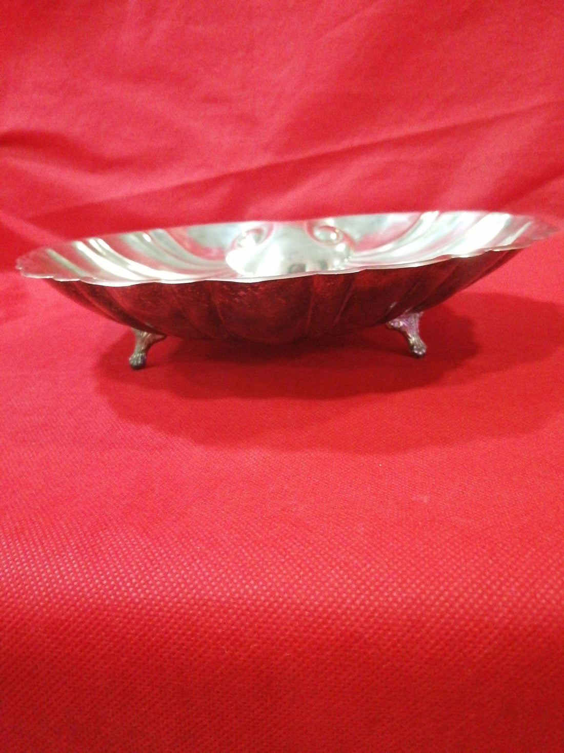 Centro de mesa en metal plateado con forma de concha, estilo vintage, ideal para decoración de hogar o eventos elegantes.