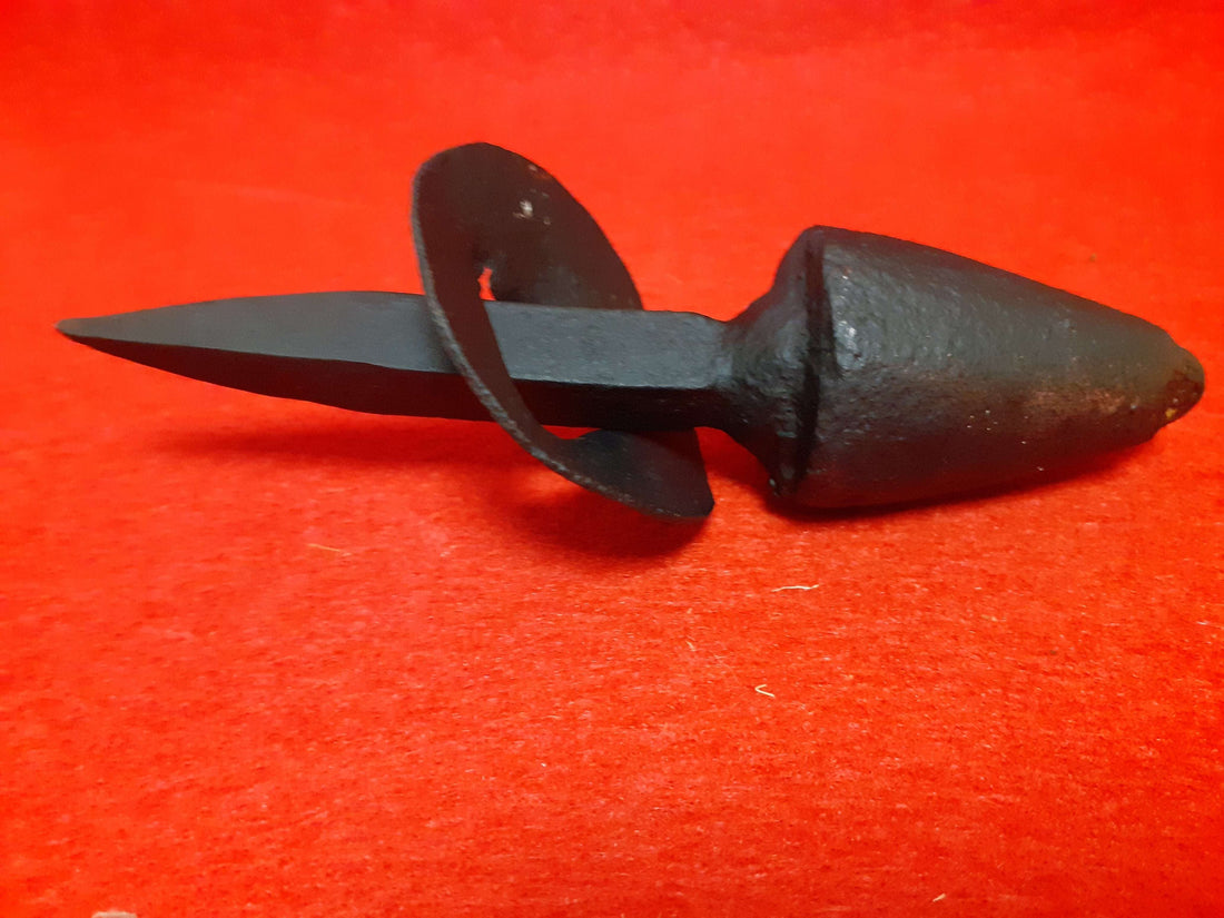 Aldaba-llamador de puerta antigua de hierro forjado con diseño rústico, ideal para decoración clásica en puertas de madera. Disponible en Cositas Antiguas.