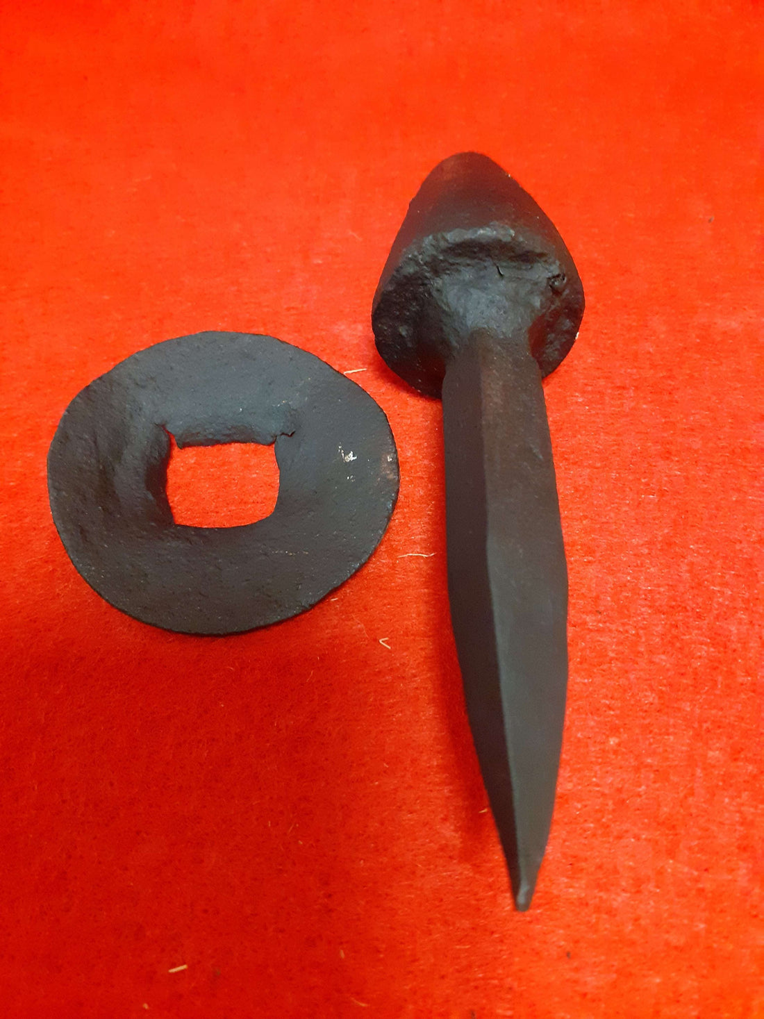 Aldaba-llamador de puerta antigua de hierro forjado con diseño rústico, ideal para decoración clásica en puertas de madera. Disponible en Cositas Antiguas.