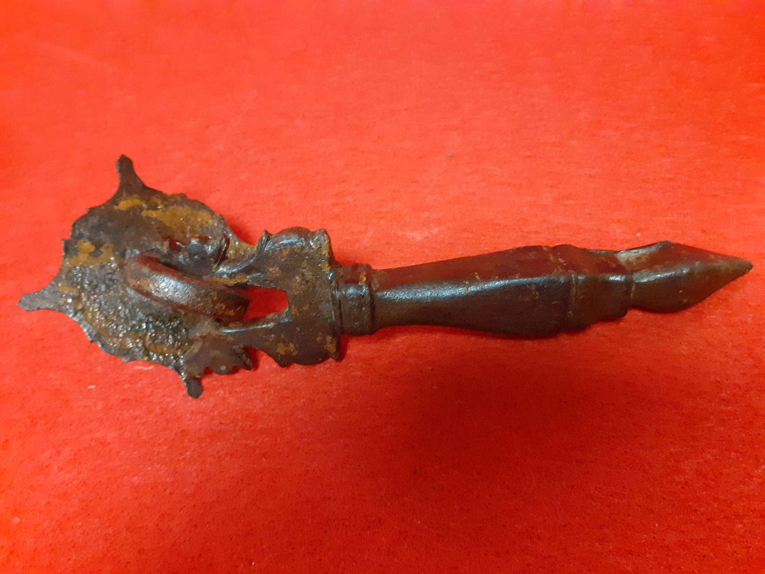 Aldaba Llamador de Puerta S. XVIII de hierro forjado sobre fondo rojo, diseño clásico con detalles ornamentales. Ideal para decoración de puertas rústicas.