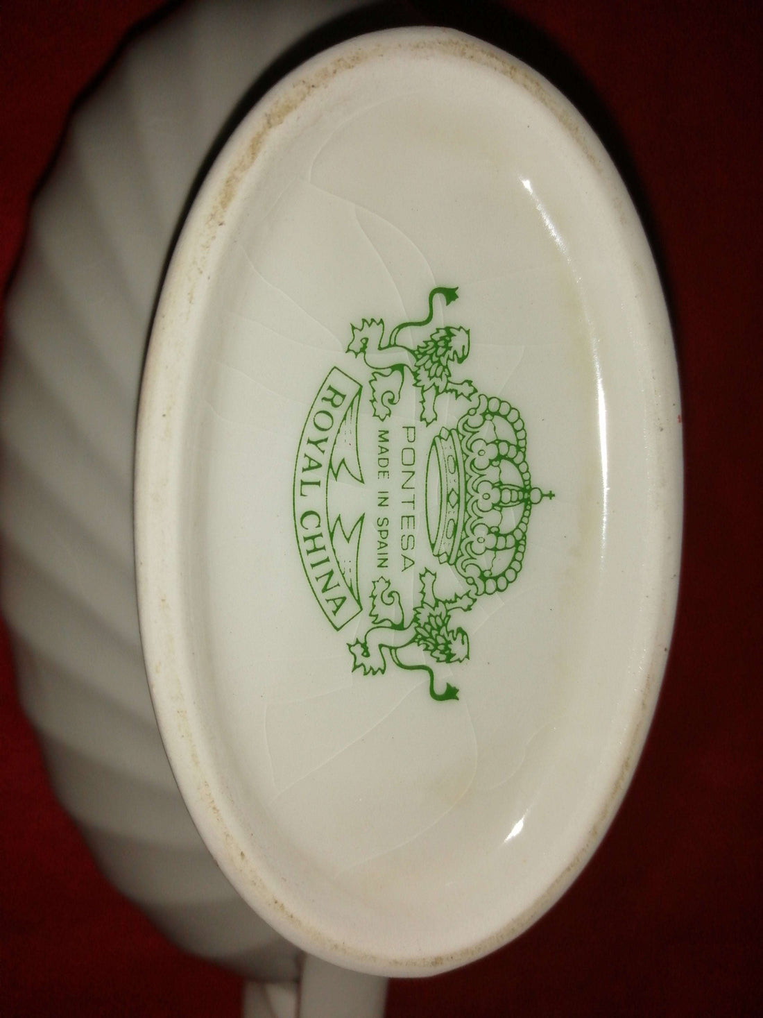 Salsera de porcelana Pontesa, diseño clásico de alta calidad con patrón floral en relieve, ideal para decoración vintage en el hogar.