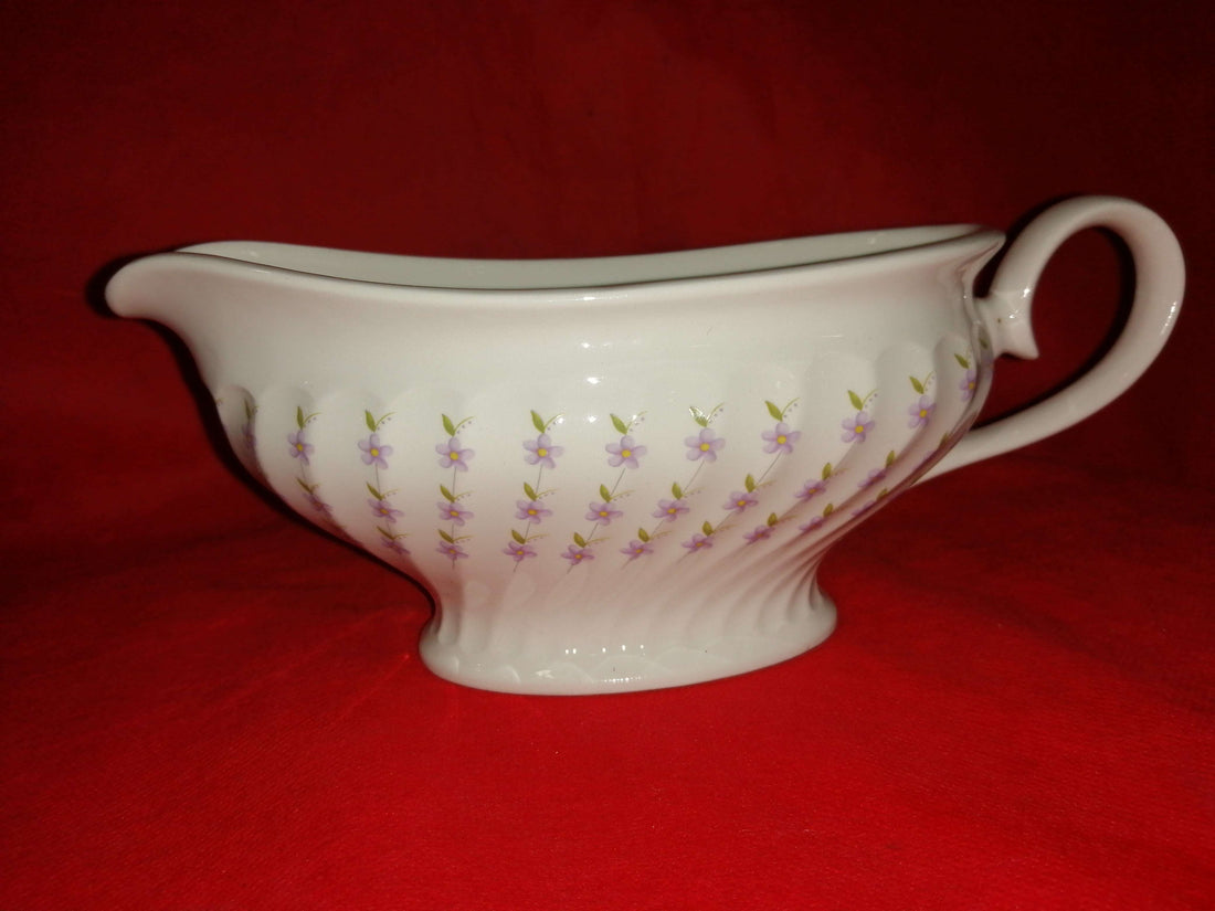 Salsera de porcelana Pontesa, diseño clásico de alta calidad con patrón floral en relieve, ideal para decoración vintage en el hogar.