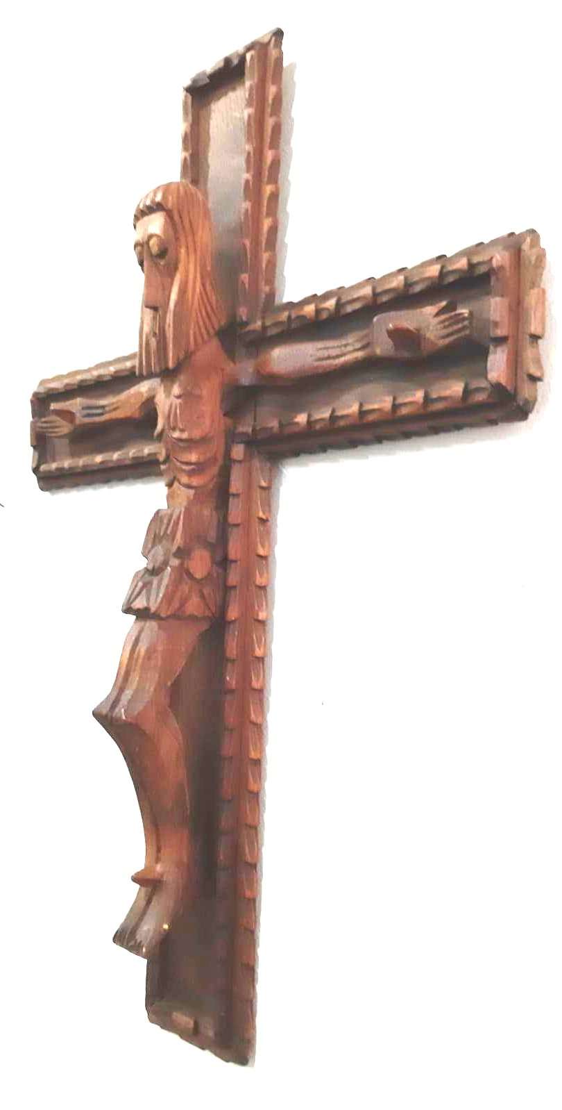 Crucifijo de madera tallada de alta calidad con diseño artesanal detallado, ideal para decorar espacios religiosos o el hogar.