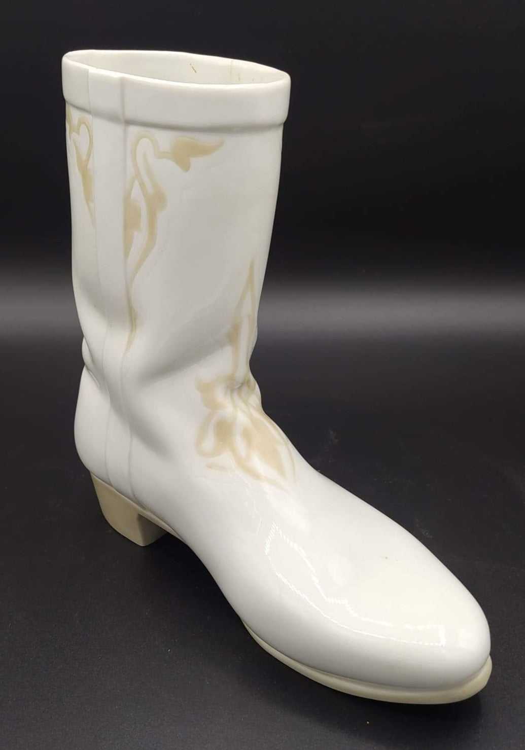 Figura de porcelana Lladró en forma de bota campera blanca con detalles en relieve, ideal para decoración elegante y coleccionistas.