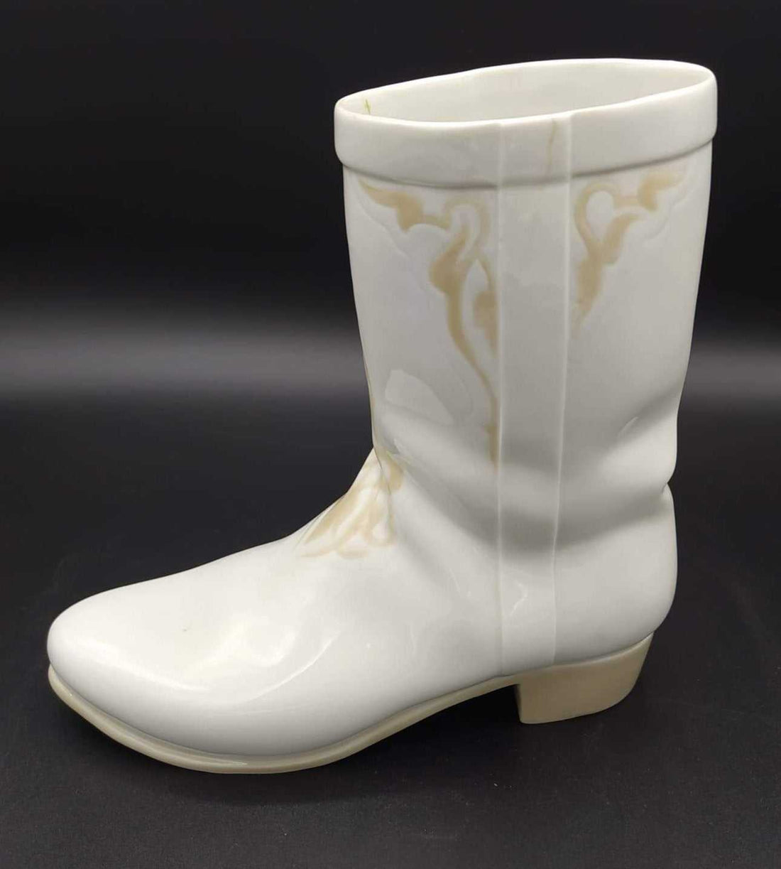 Figura de porcelana Lladró en forma de bota campera blanca con detalles en relieve, ideal para decoración elegante y coleccionistas.