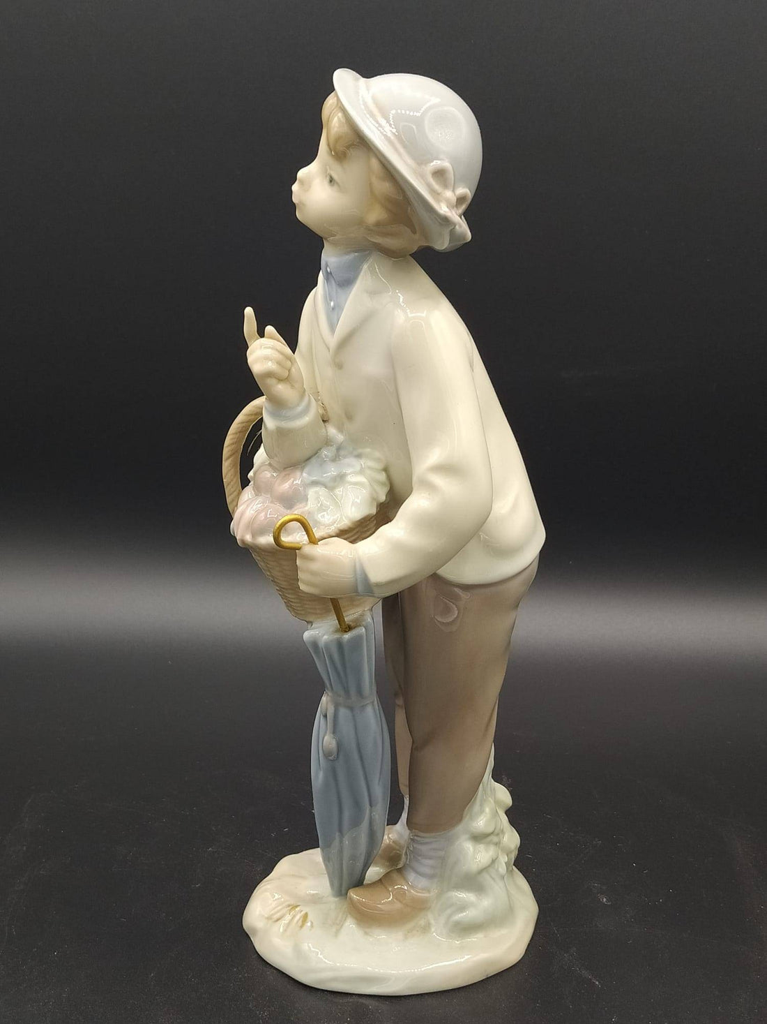 Figura de porcelana Lladro Pequeño Jardinero vintage 1970s, niño con sombrero, cesta de flores y paraguas, decoración clásica para el hogar.